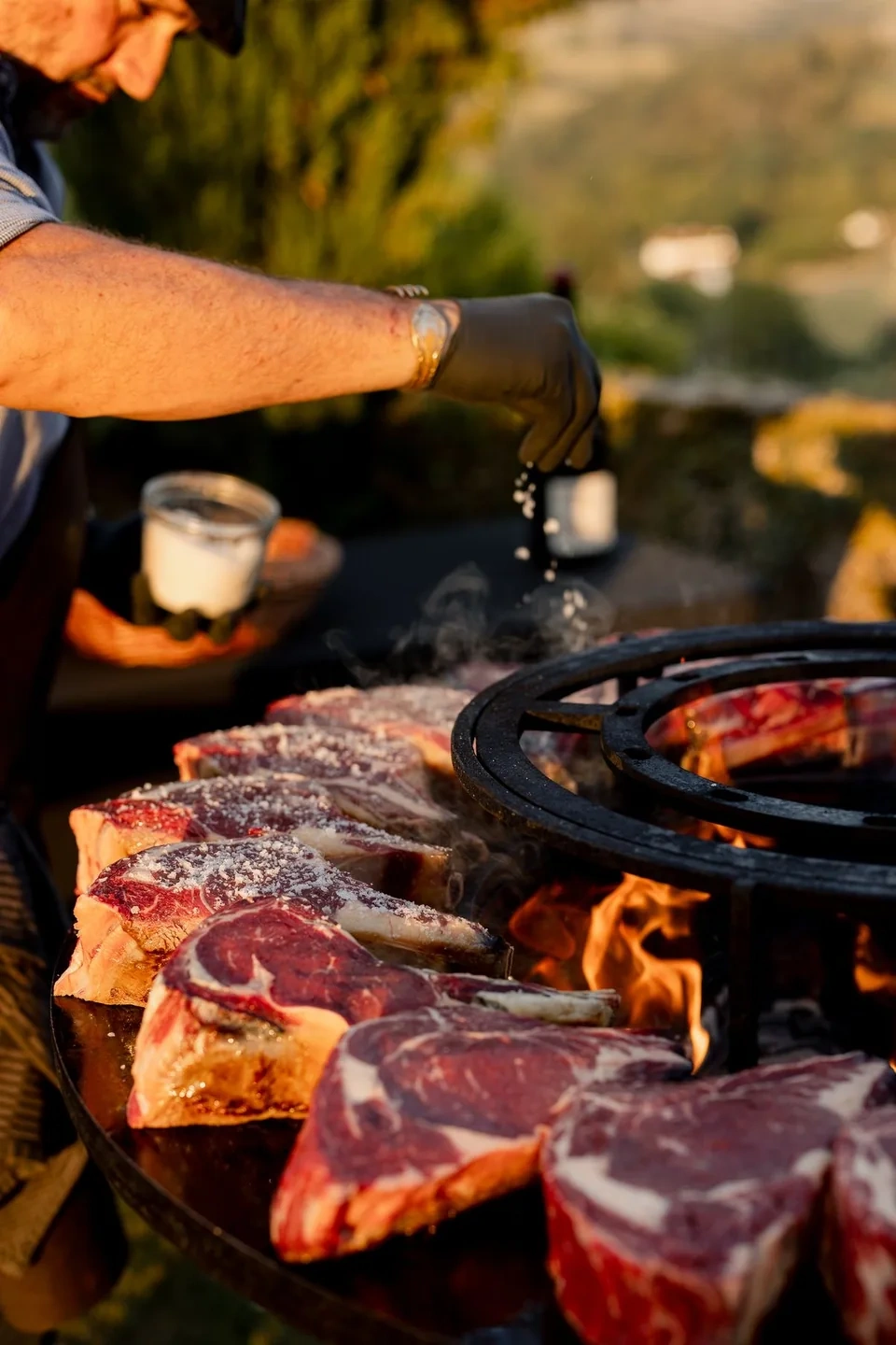 Pièces de viande saisies au barbecue en extérieur