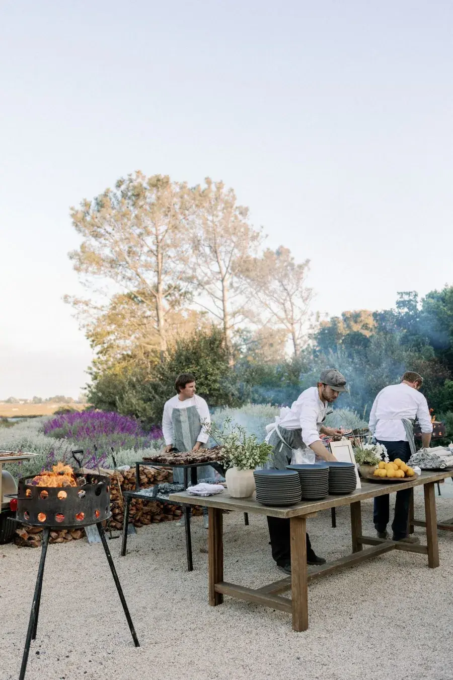 Cuisson au feu en extérieur pendant une réception