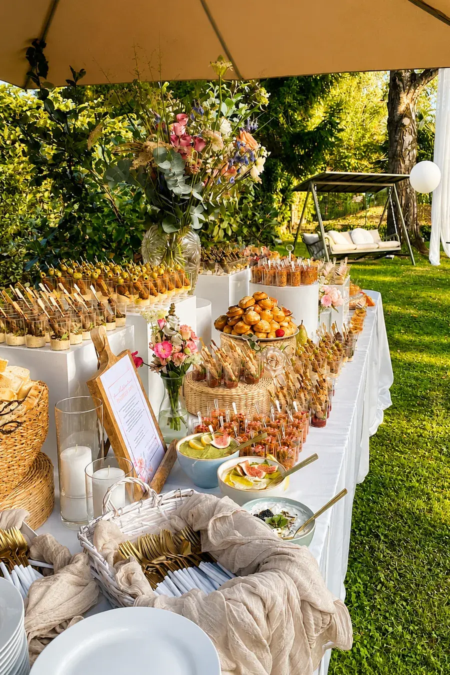 Buffet de bouchées et de douceurs dans le jardin