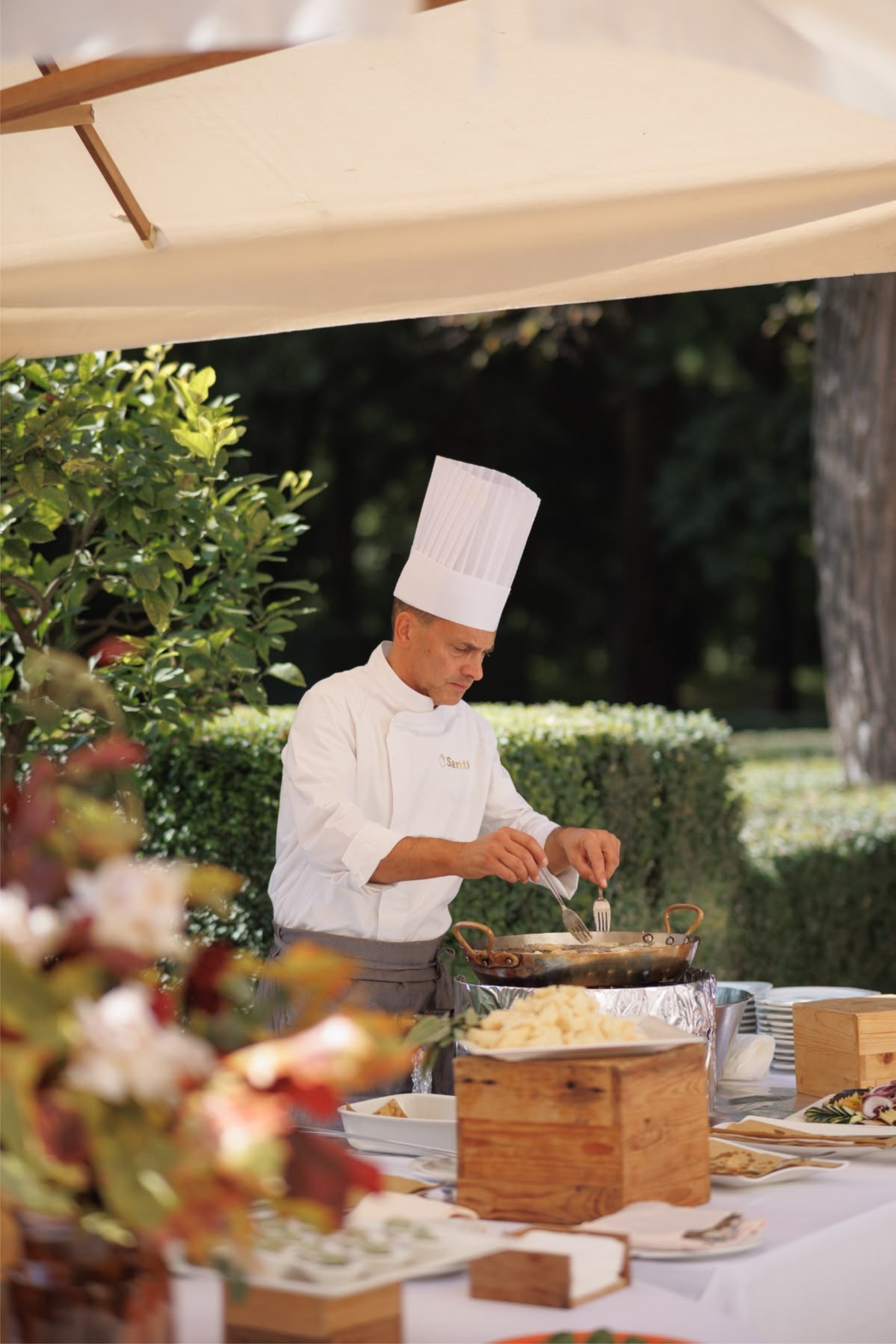 Chef préparant un plat en extérieur