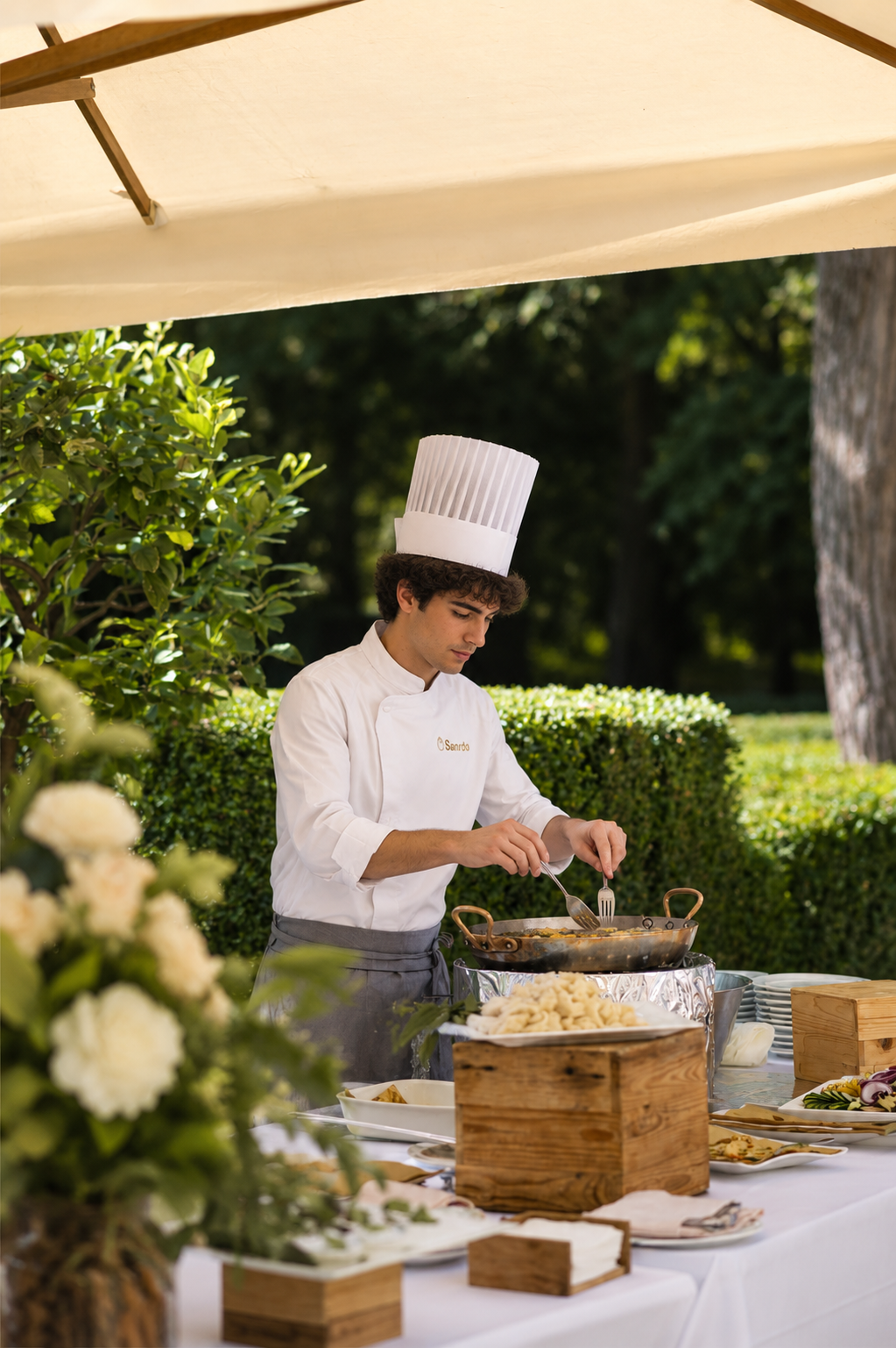 Chef cuisinant sous une tente dans le jardin