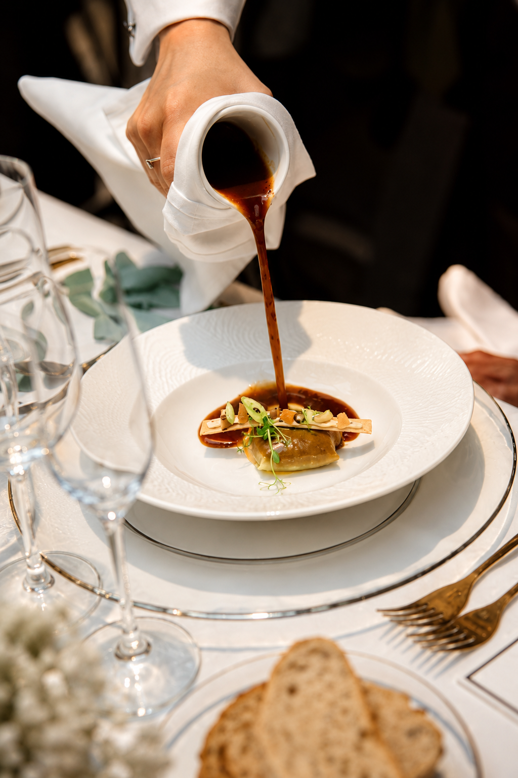 Sauce versée sur une assiette gastronomique