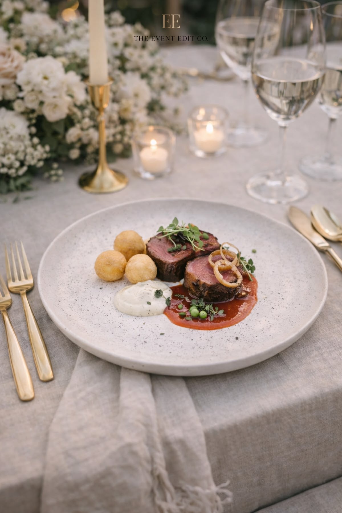 Plat de viande raffiné avec fleurs et bougies