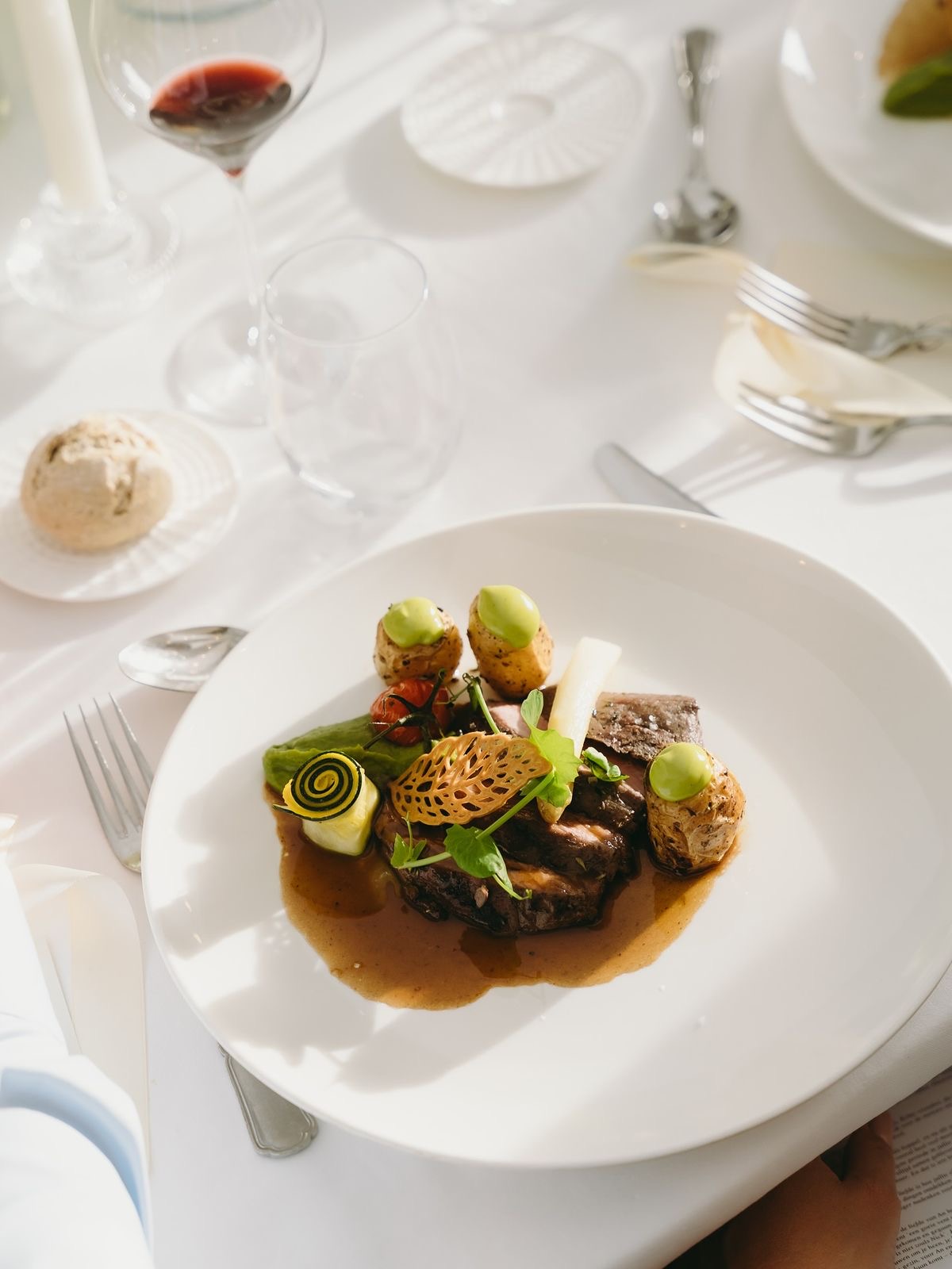 Assiette gastronomique avec viande et légumes