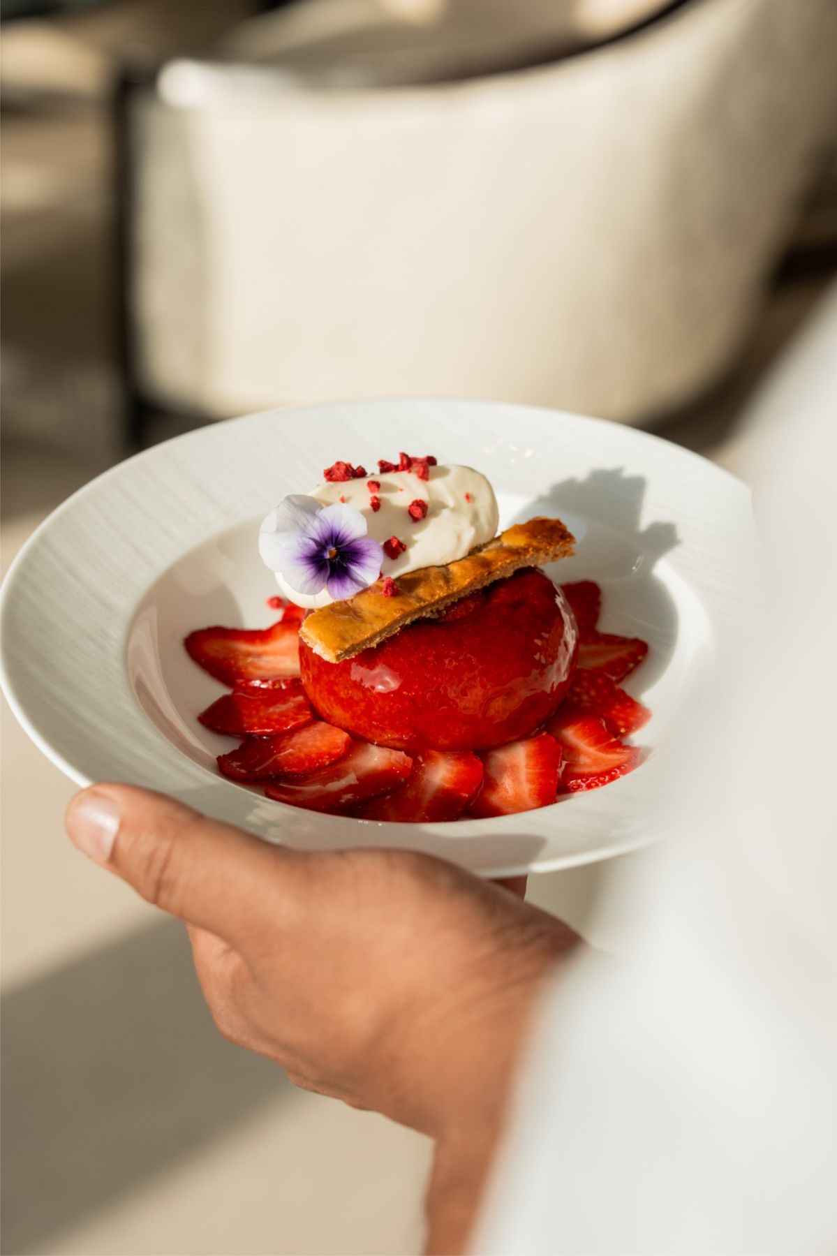 Dessert à la fraise servi par le chef