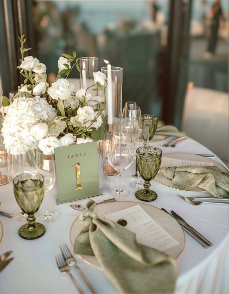Table de réception avec serviettes vert sauge
